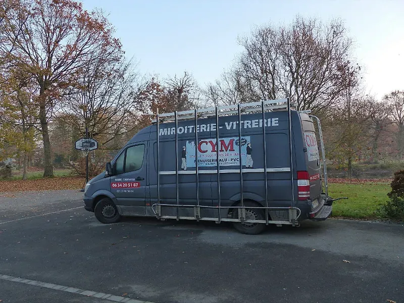 camion_cym_miroiterie_pose_remplacement_vitre_vitrage_miroir_miroiterie_fenetre_rennes_saint_malo_dinard
